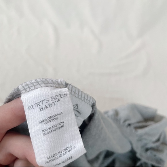 Burt’s Bees Baby | 2 Organic Cotton Fitted Crib Sheets in Grey & White - Picture 5 of 13